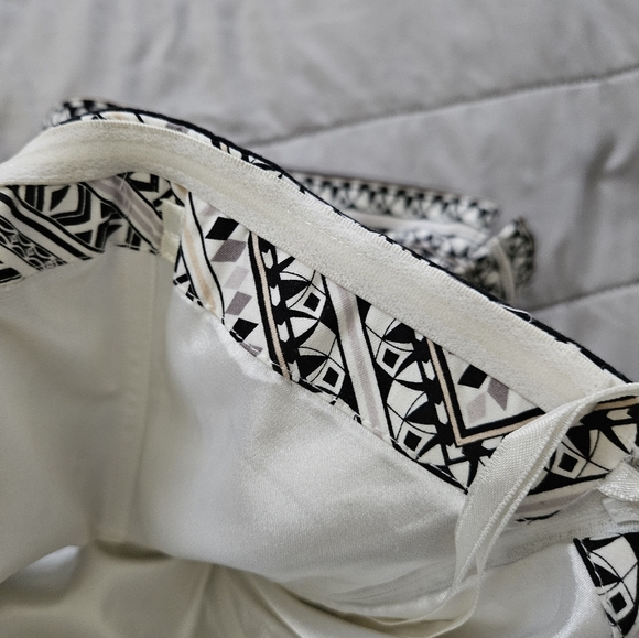 White House Black Market Black and White Geometric Strapless Top Size 2 - Picture 10 of 10